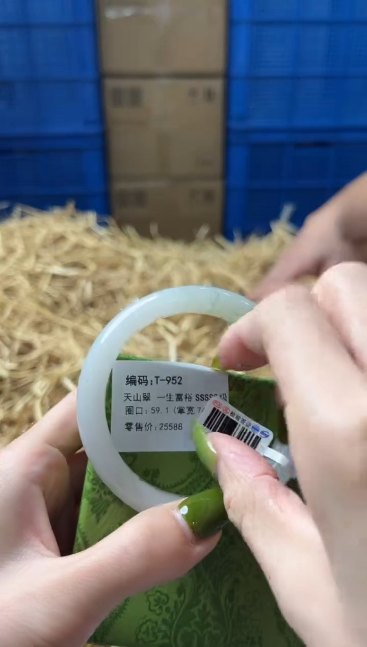 未镶嵌手镯石英质玉T952