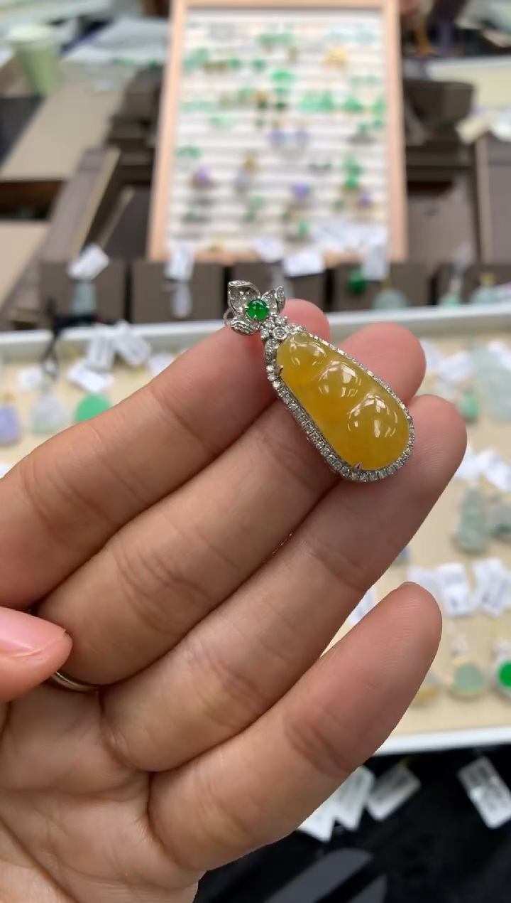 颈饰18K金镶嵌翡翠豆子