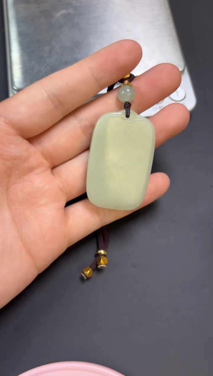 【闪购商品】和田玉吊坠(赠链)未镶嵌且末微色差迪克兰二细吊坠