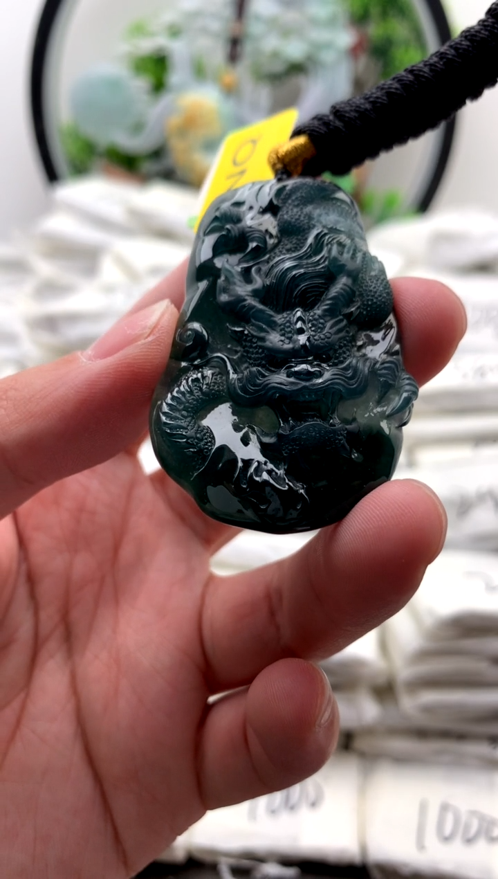 翡翠未镶嵌颈饰龙牌