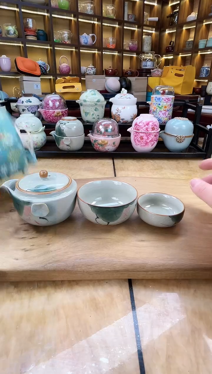 【闪购商品】哥窑荷鱼宝瓶旅行套装（带绿色刺绣包）