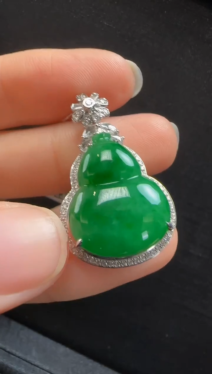 【闪购商品】翡翠颈饰18K金镶嵌639葫芦一个