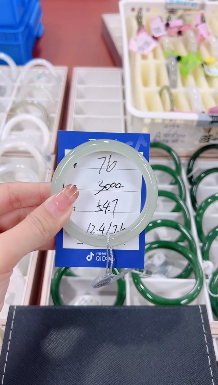 未镶嵌手镯和田玉晴水76