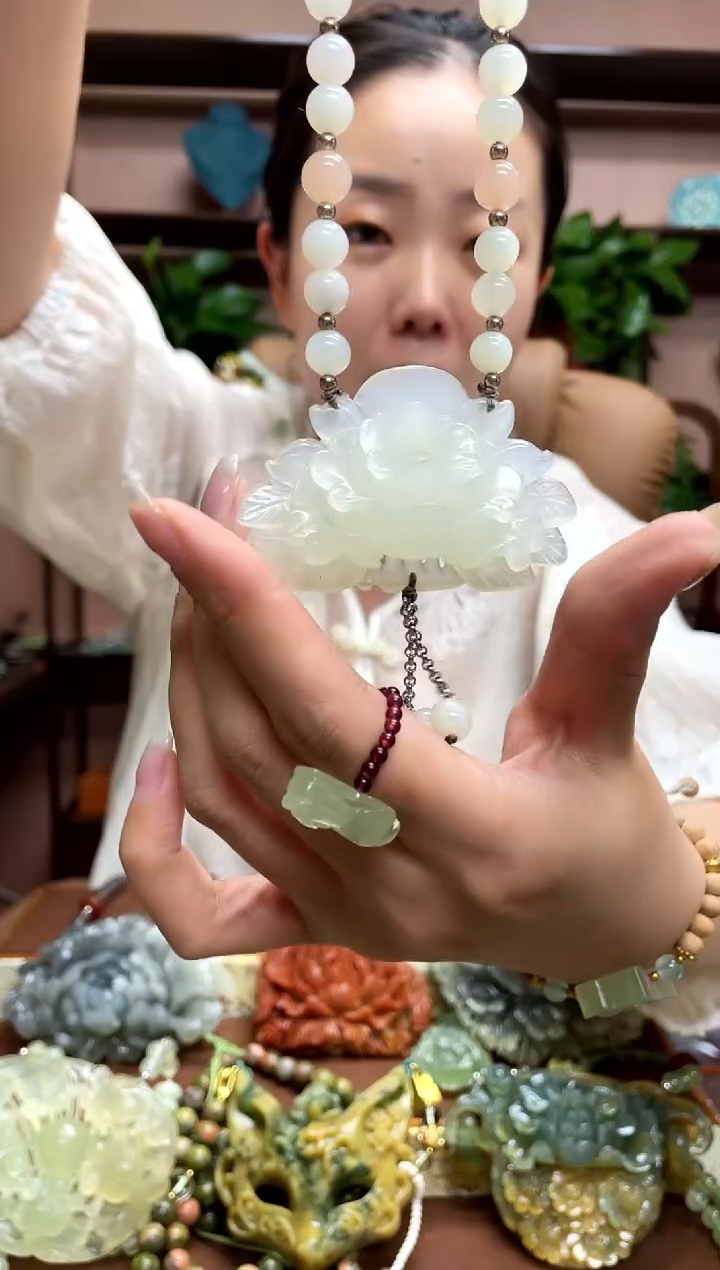 岫玉未镶嵌颈饰·