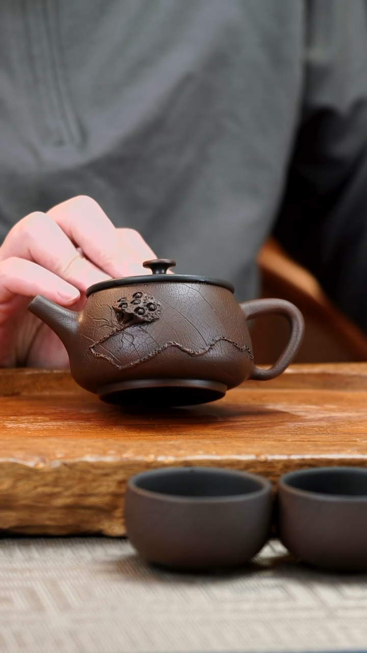 全****军200莲蓬菩提纹壶1个，单壶。