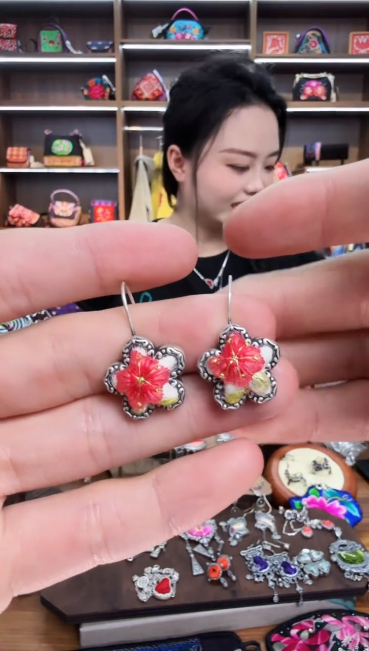 【闪购商品】织绣227蒙阿苏苗绣传承