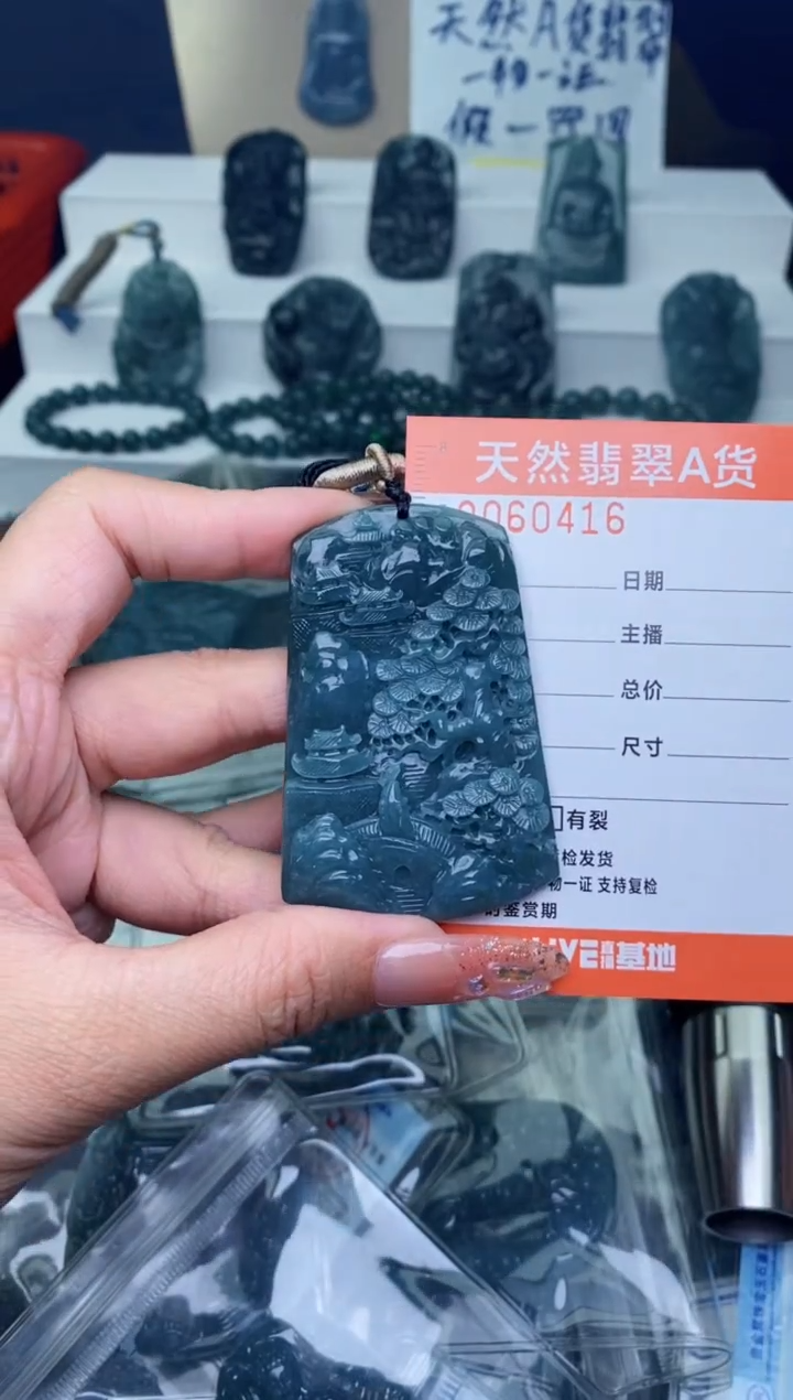 翡翠未镶嵌颈饰··········