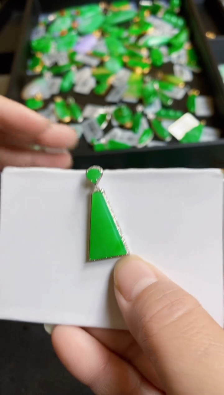【闪购商品】翡翠颈饰18K金镶嵌无事牌