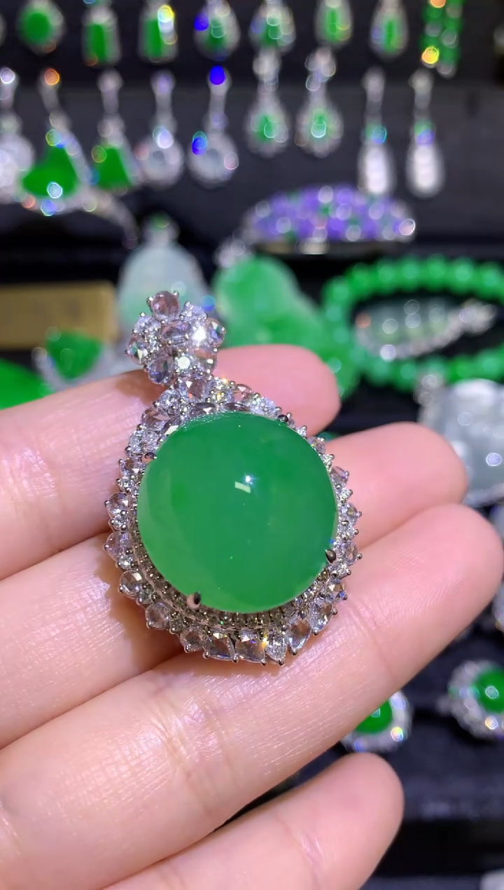 【闪购商品】翡翠颈饰18K金镶嵌高冰满绿阳绿超大厚装蛋面一刀切