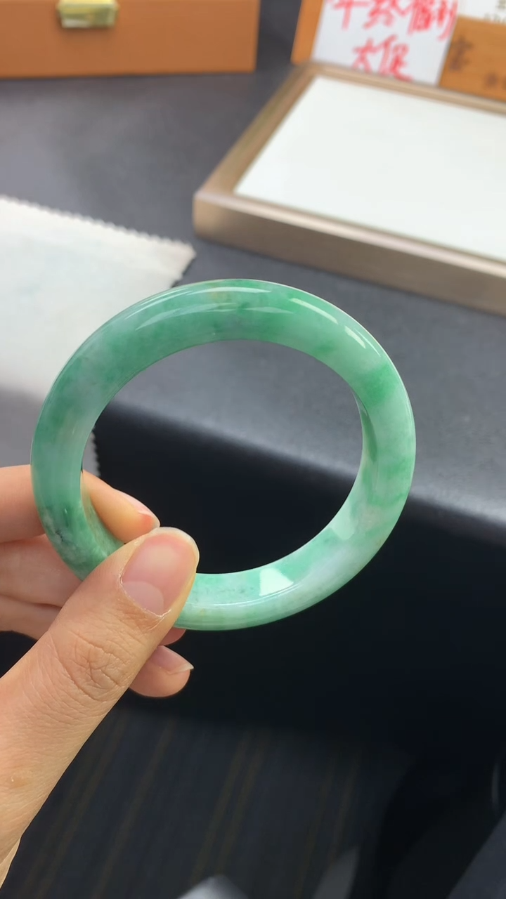 未镶嵌手镯翡翠退货需手镯吊牌标签完好