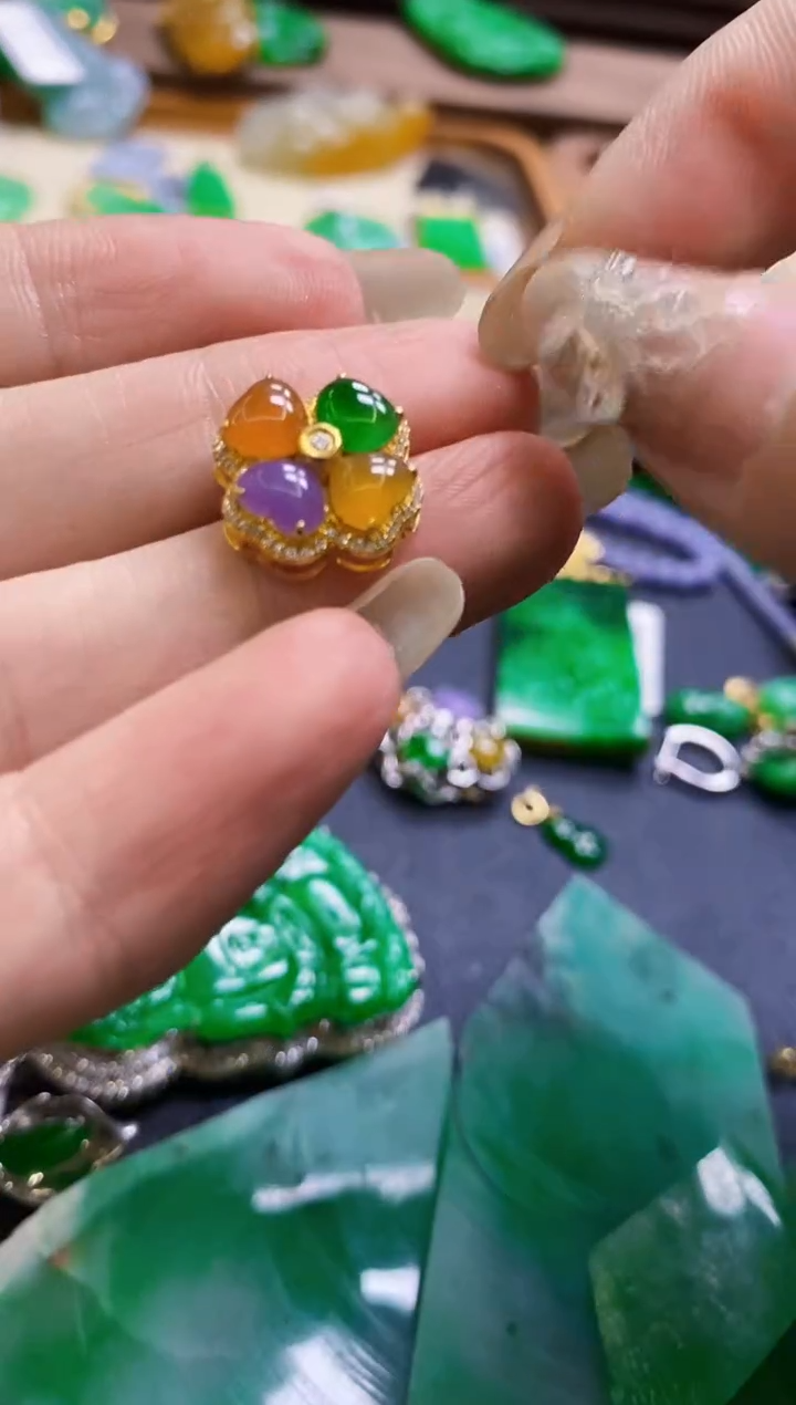 【闪购商品】定制翡翠18K金镶嵌吊坠