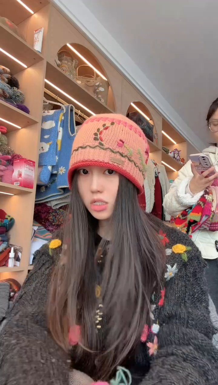 羊毛粉色卷边帽 