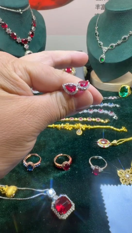 18K金镶嵌耳饰红宝石3