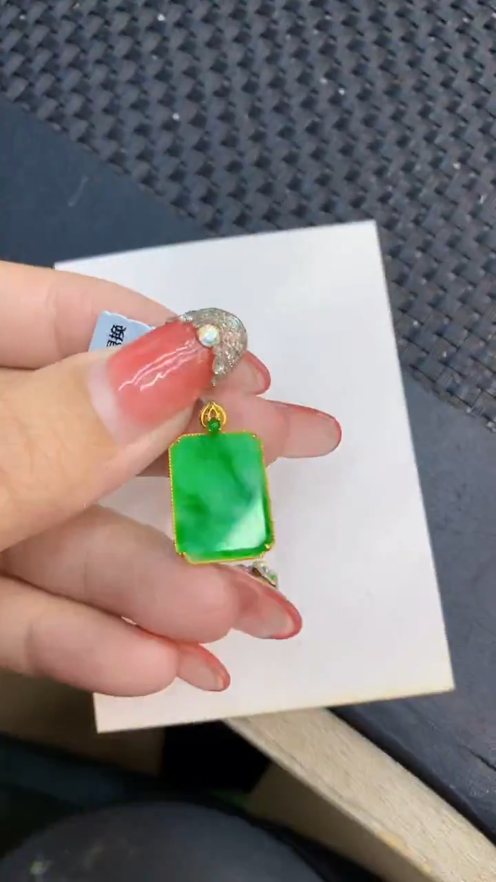 颈饰18K金镶嵌翡翠`1