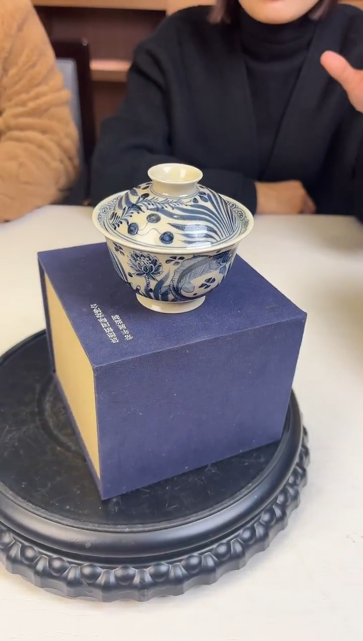 摆件陶瓷瓷立方-成龙青花鱼藻盖碗