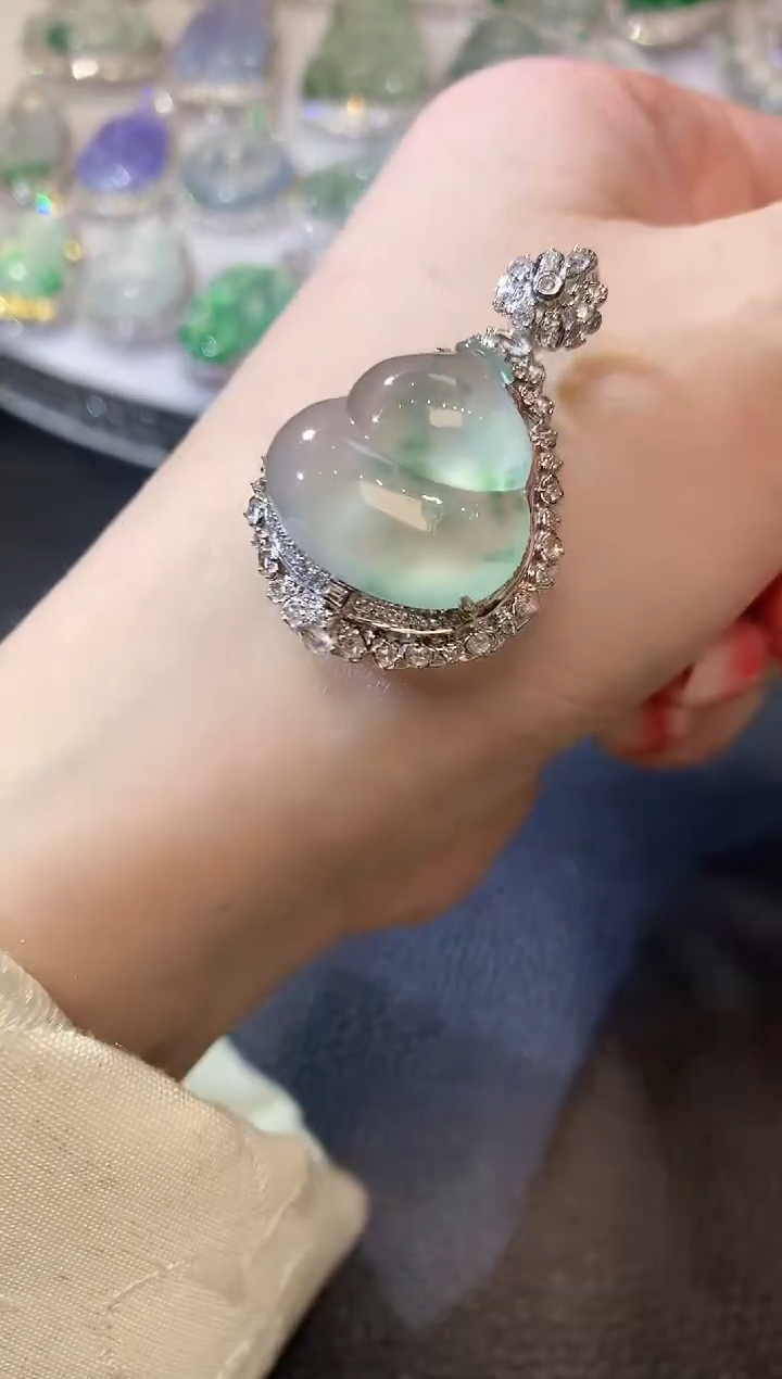 【闪购商品】翡翠吊坠(不含链)18K金镶嵌C97 