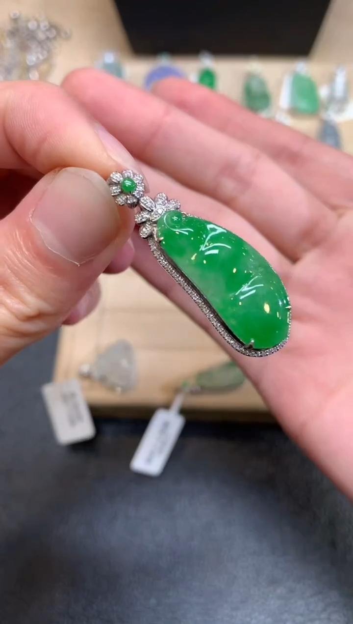 【闪购商品】翡翠颈饰18K金镶嵌福豆【无服务费】