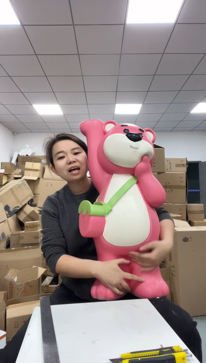 树脂草莓熊落地摆件