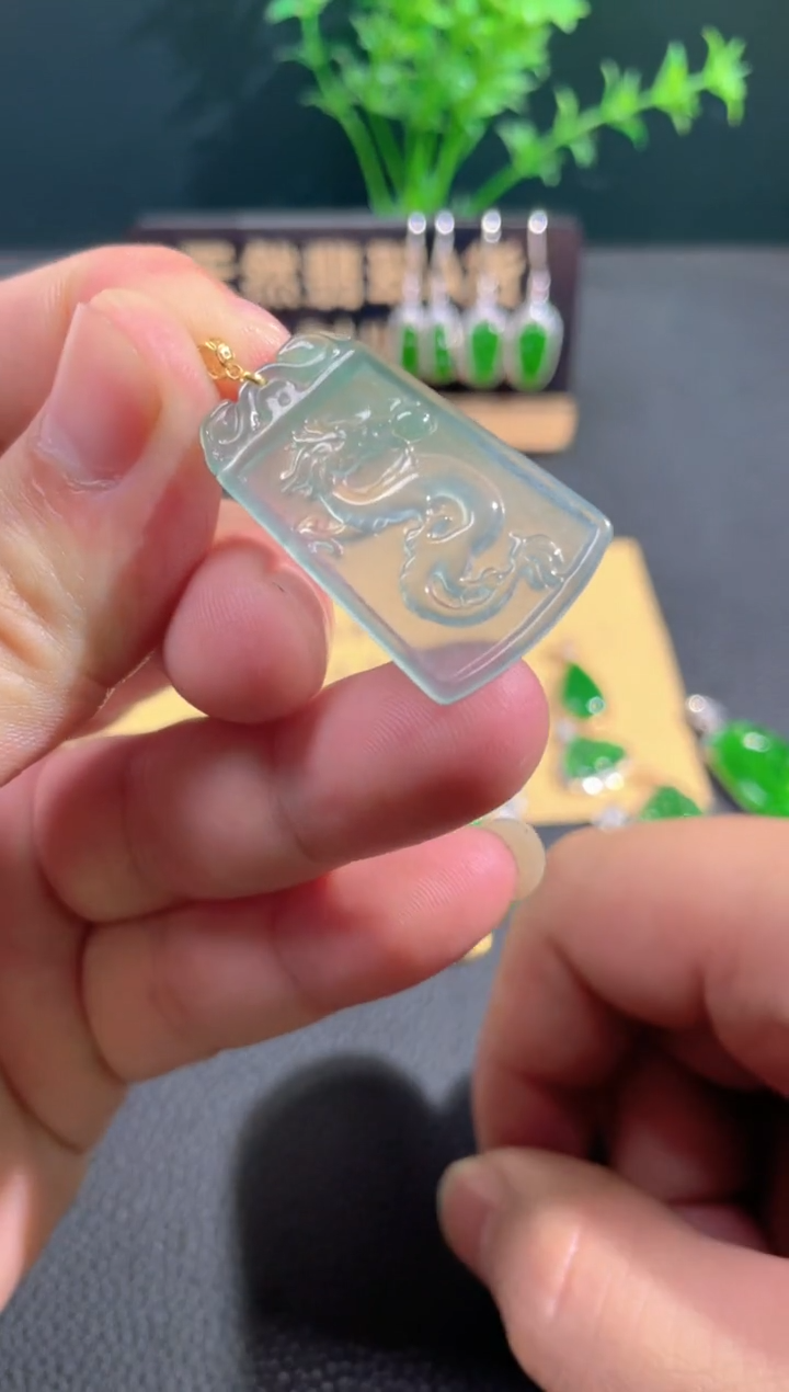 【闪购商品】翡翠颈饰18K金镶嵌翡翠