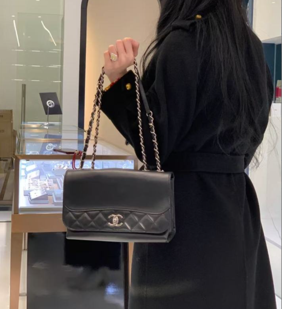 95新 Chanel/香奈儿 黑银17B斜挎包翻盖包 底长23 24开带卡