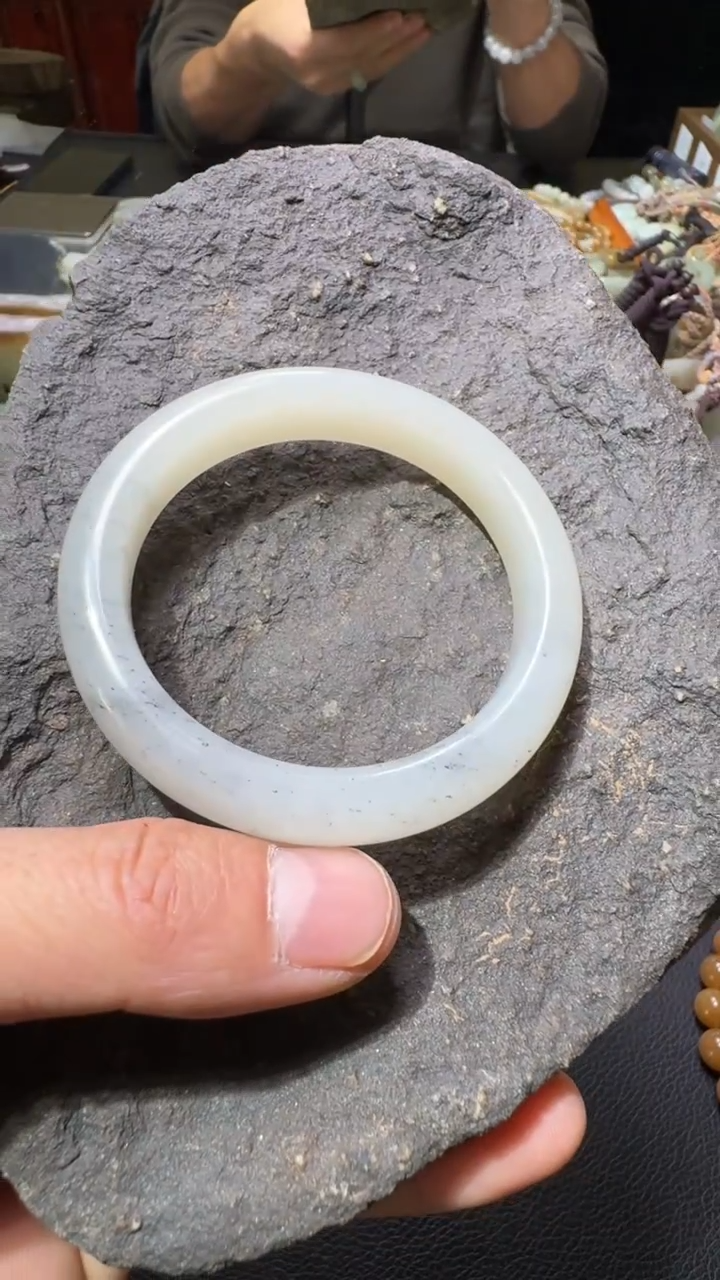 颈饰未镶嵌和田玉手镯12.5*9*56