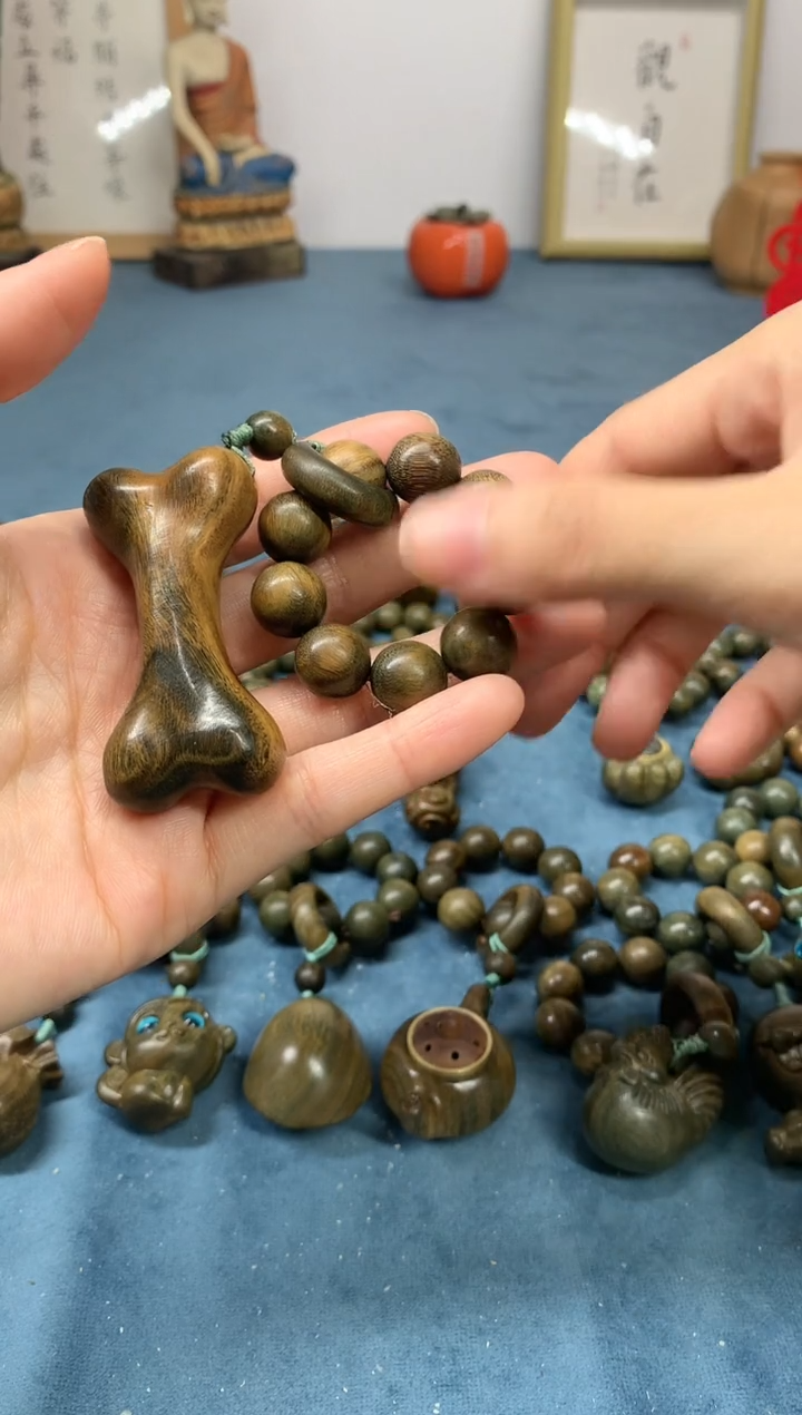 【闪购商品】维腊木（绿檀）把件骨头按摩棒