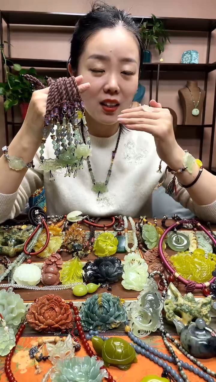 未镶嵌岫玉颈饰多样性发货发其中之一