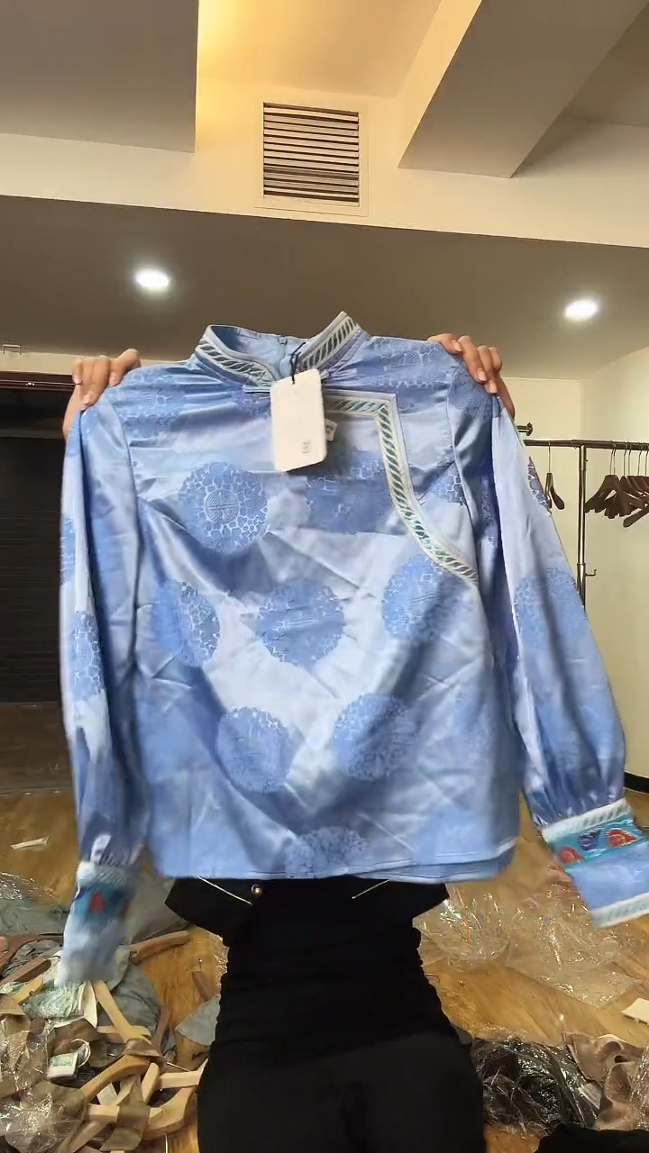 衬衣       2XL码    125-135斤（没有腰带）