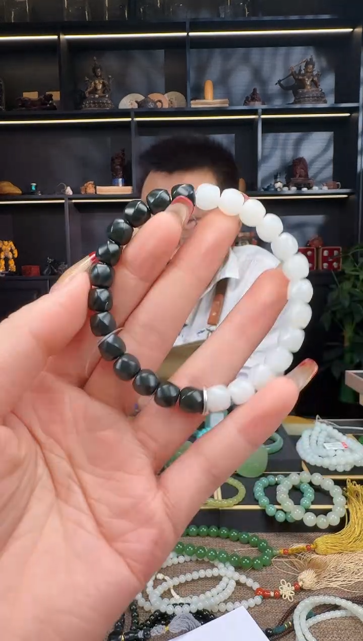 【闪购商品】和田玉1未镶嵌黑白喜旋手串