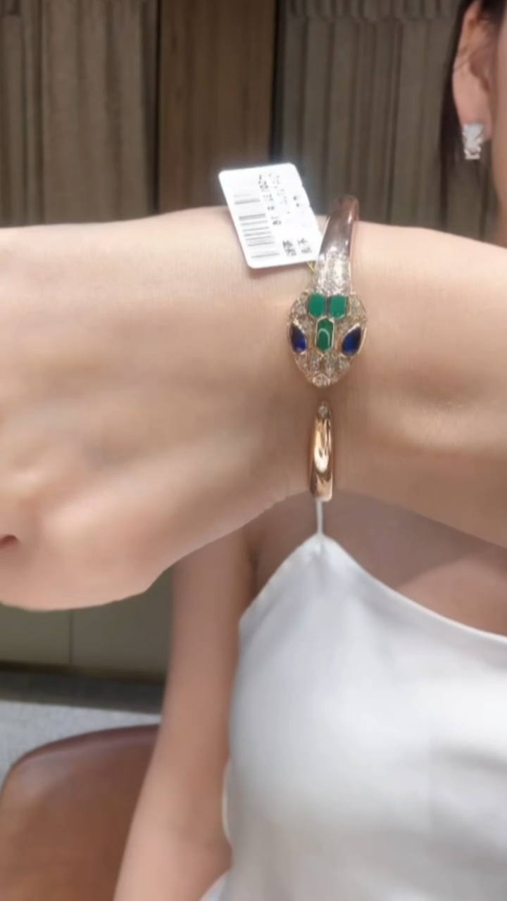 18K金镶嵌手镯钻石蛇头