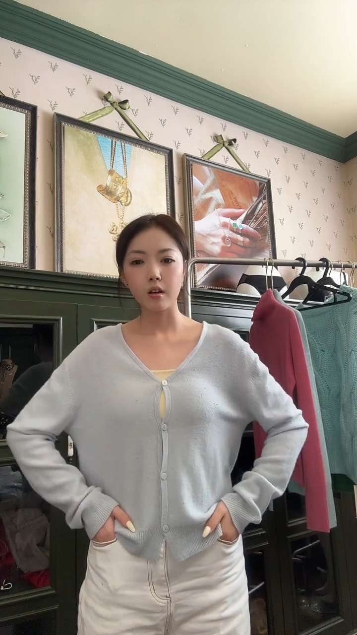 奶蓝色经典羊毛开衫