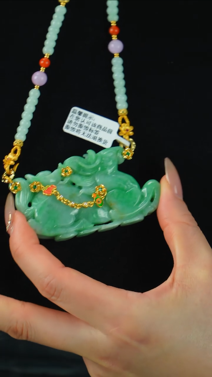 颈饰未镶嵌翡翠马牌