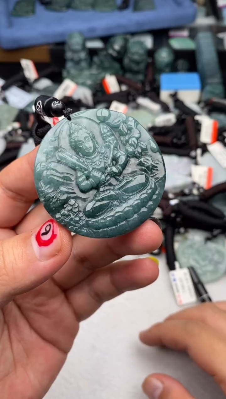 翡翠未镶嵌颈饰 多样性发其一