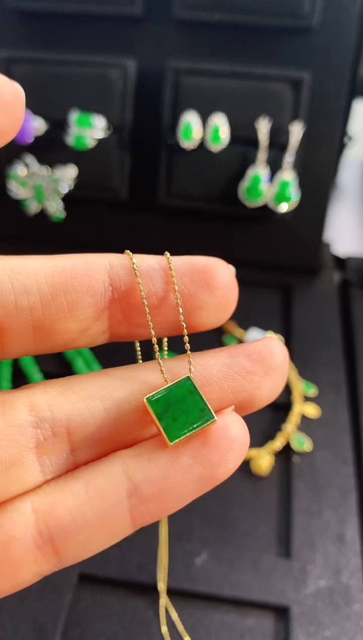 【闪购商品】翡翠吊坠(不含链)18K金镶嵌吊坠