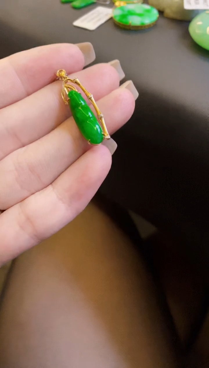 【闪购商品】翡翠颈饰18K金镶嵌豆
