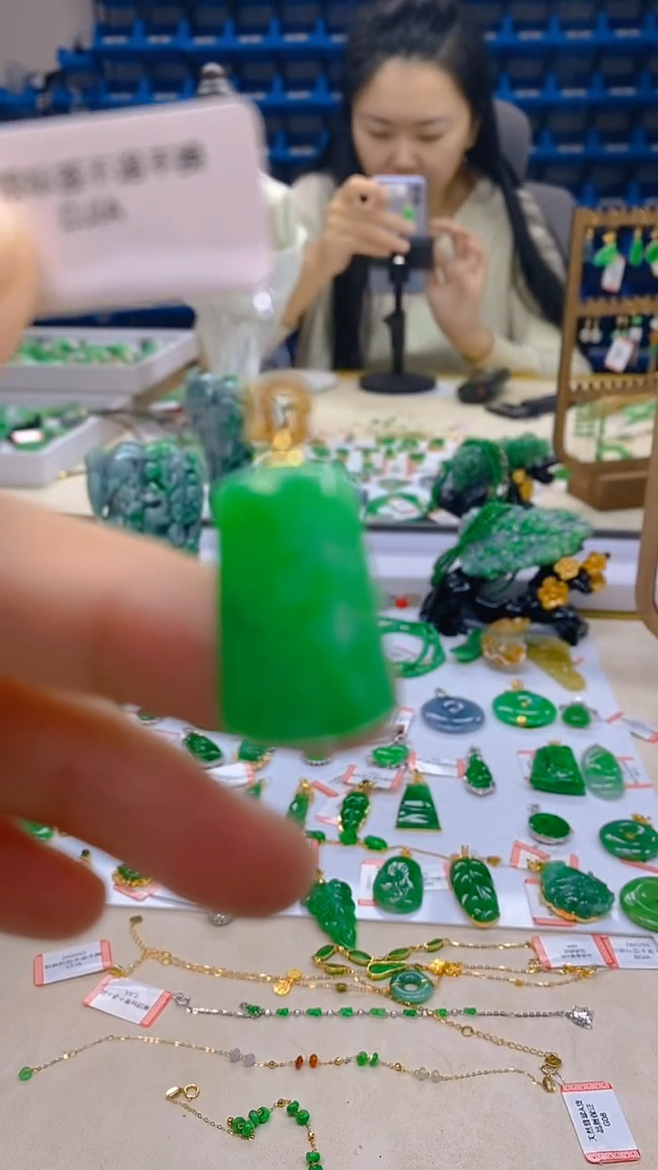 颈饰18K金镶嵌翡翠新号开播 全场乱卖