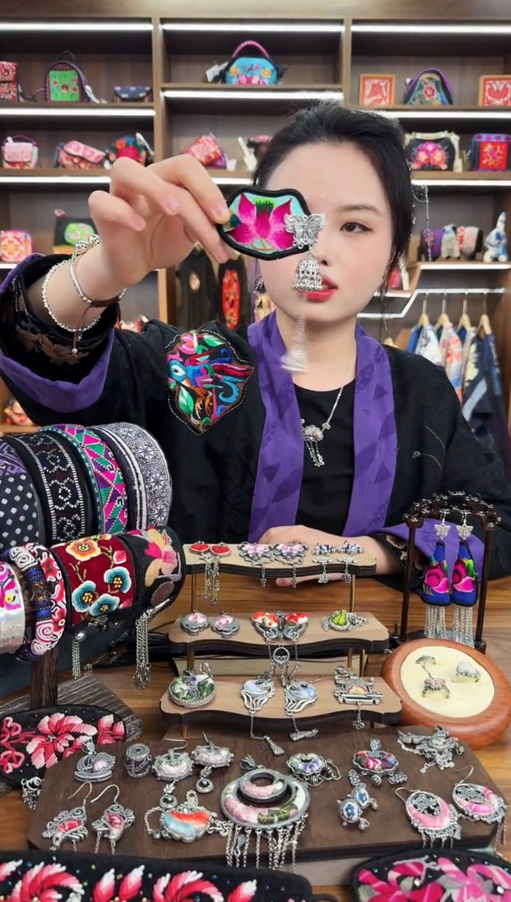 【闪购商品】织绣09蒙阿苏苗绣传承