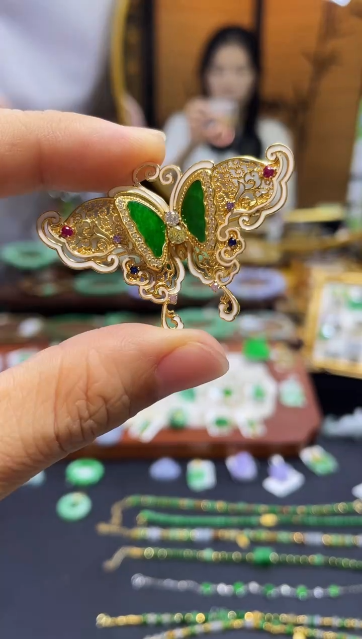 颈饰未镶嵌翡翠蝴蝶