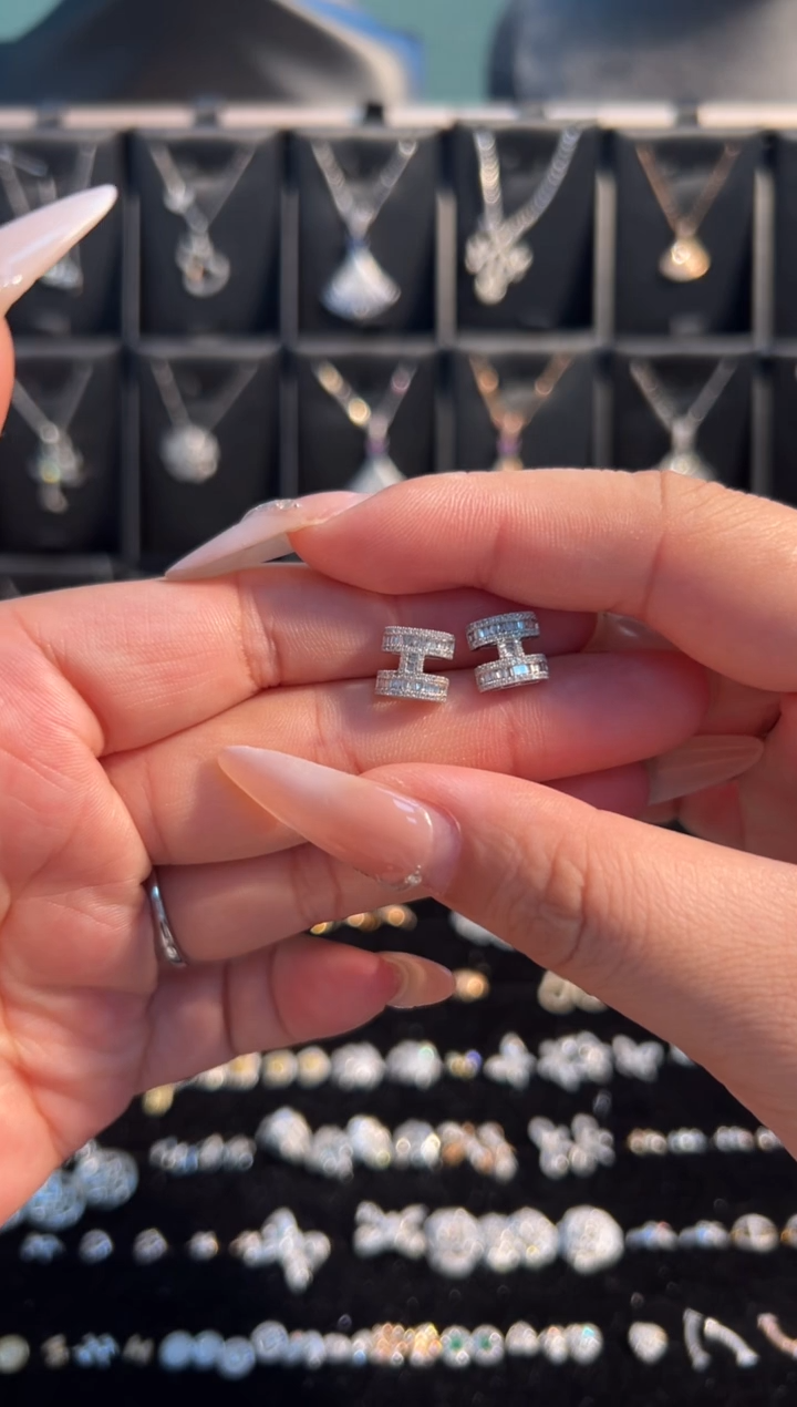 钻石18K金镶嵌耳饰中号版本H耳钉