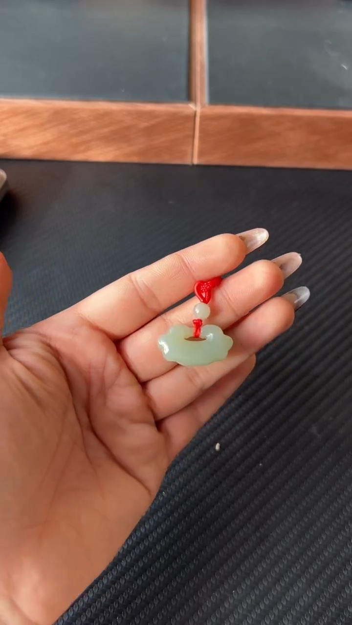 【闪购商品】和田玉吊坠(赠链)未镶嵌且末微色差近矿