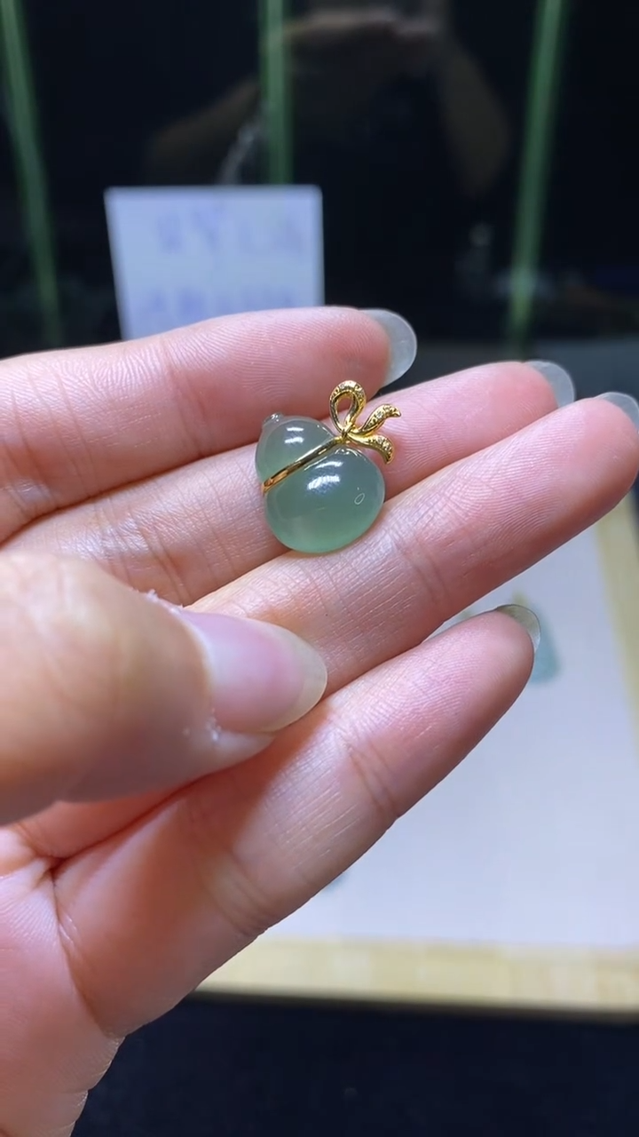 颈饰18K金镶嵌翡翠葫芦