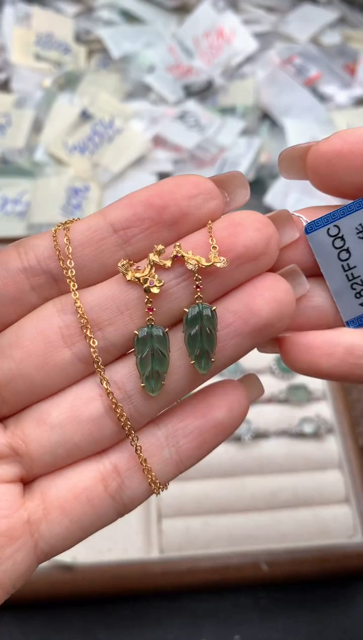 18K金镶嵌挂件翡翠一