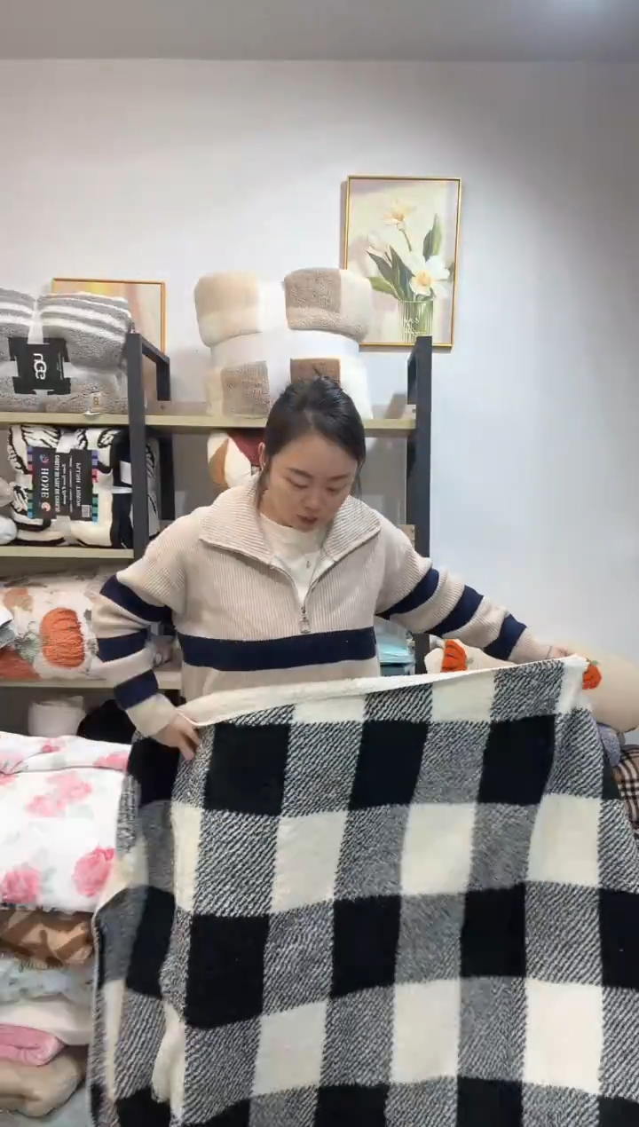 聚酯纤维100*150黑白格午休毯