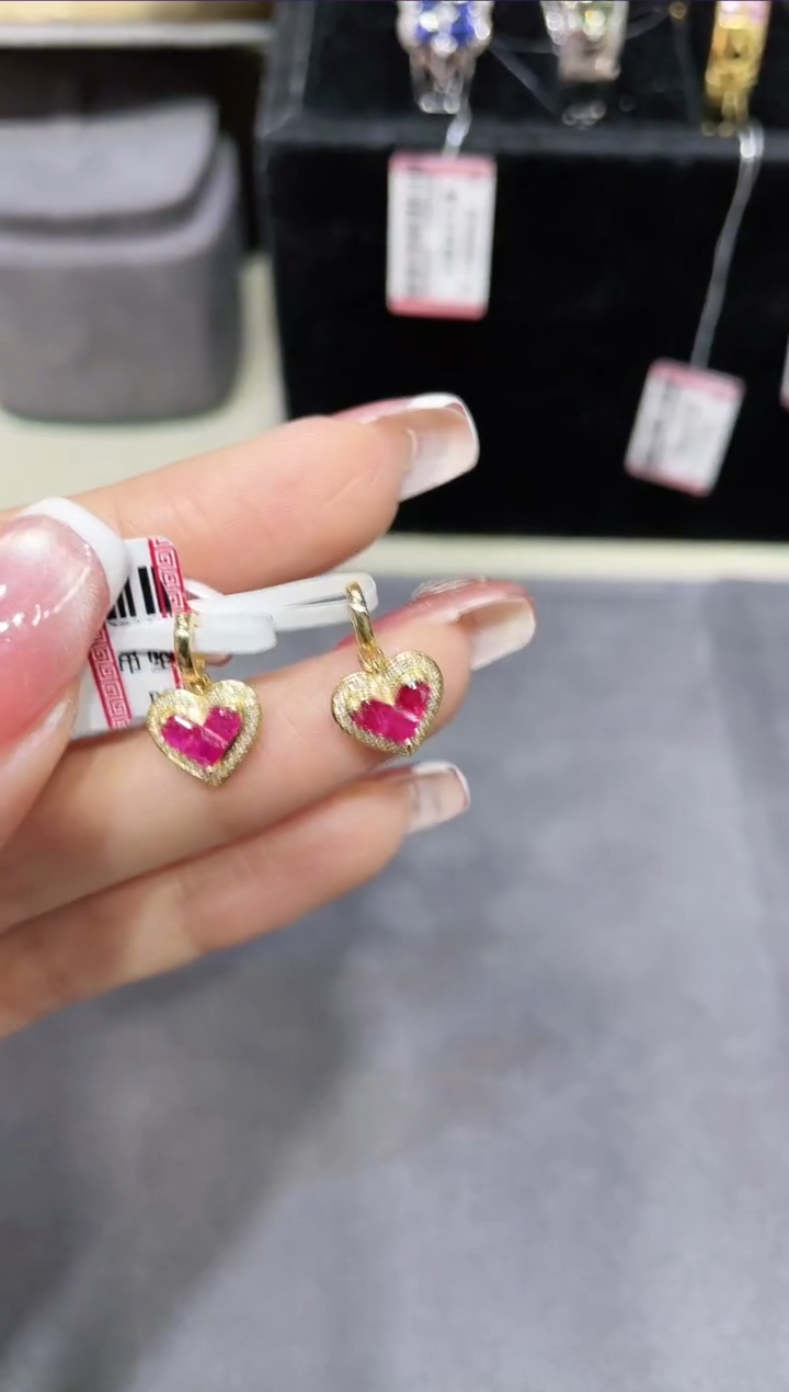 18K金镶嵌天然红宝石吊坠 多样性发其一