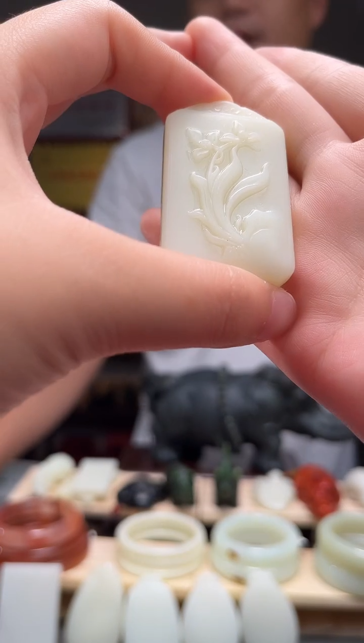 颈饰未镶嵌和田玉吊坠瑕疵