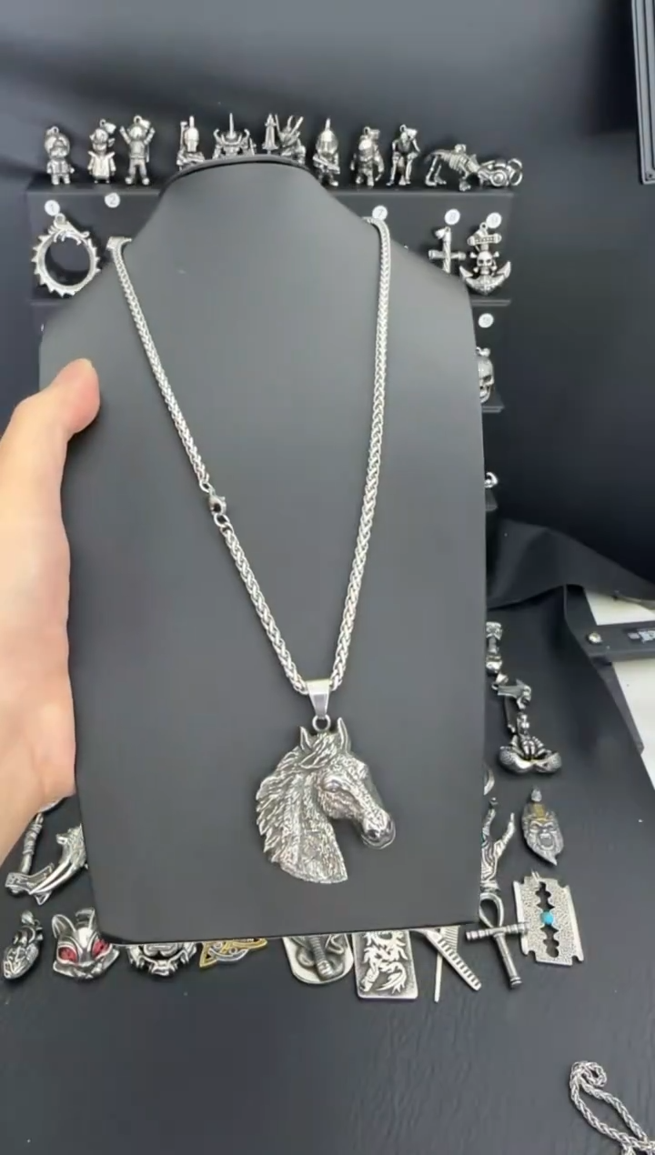 钛钢树脂马吊坠搭配龙骨项链60CM长