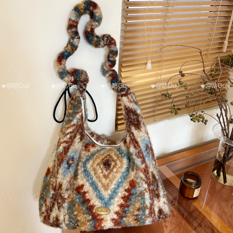 民族风｜复古彩色毛绒大容量旅行休闲单肩斜挎包 拍照出片！