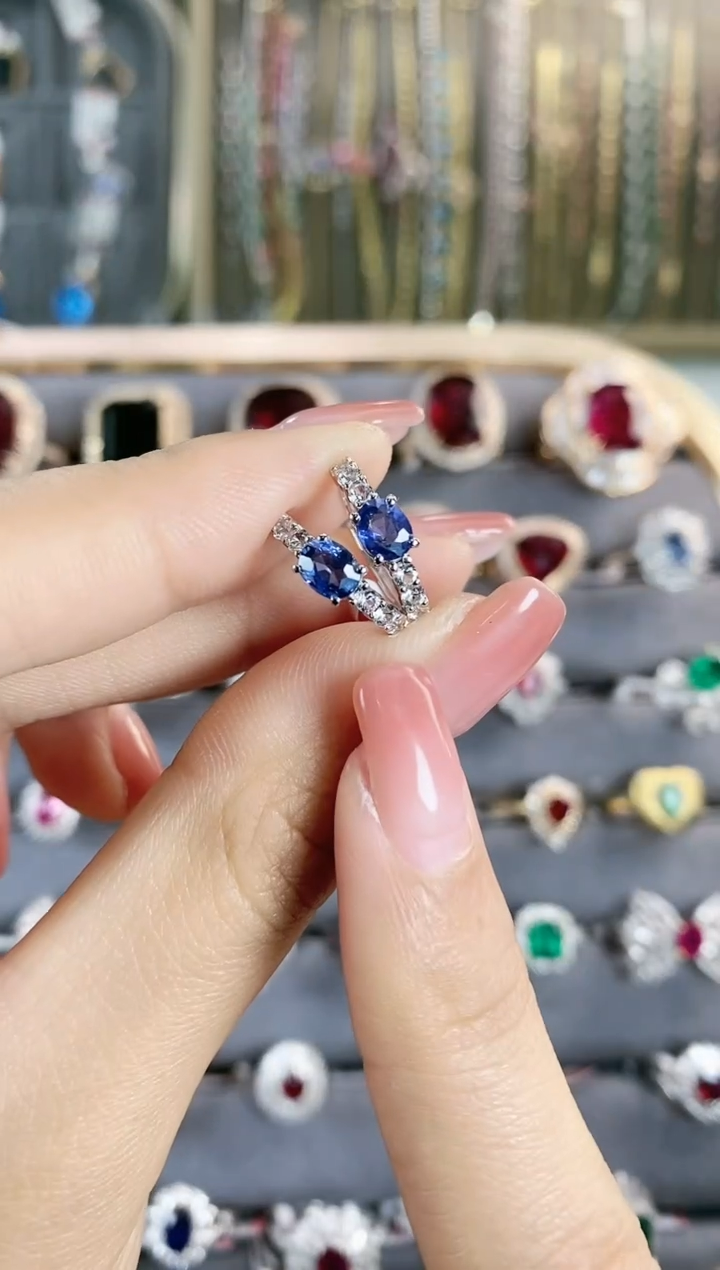 蓝宝石耳饰18K金镶嵌一个