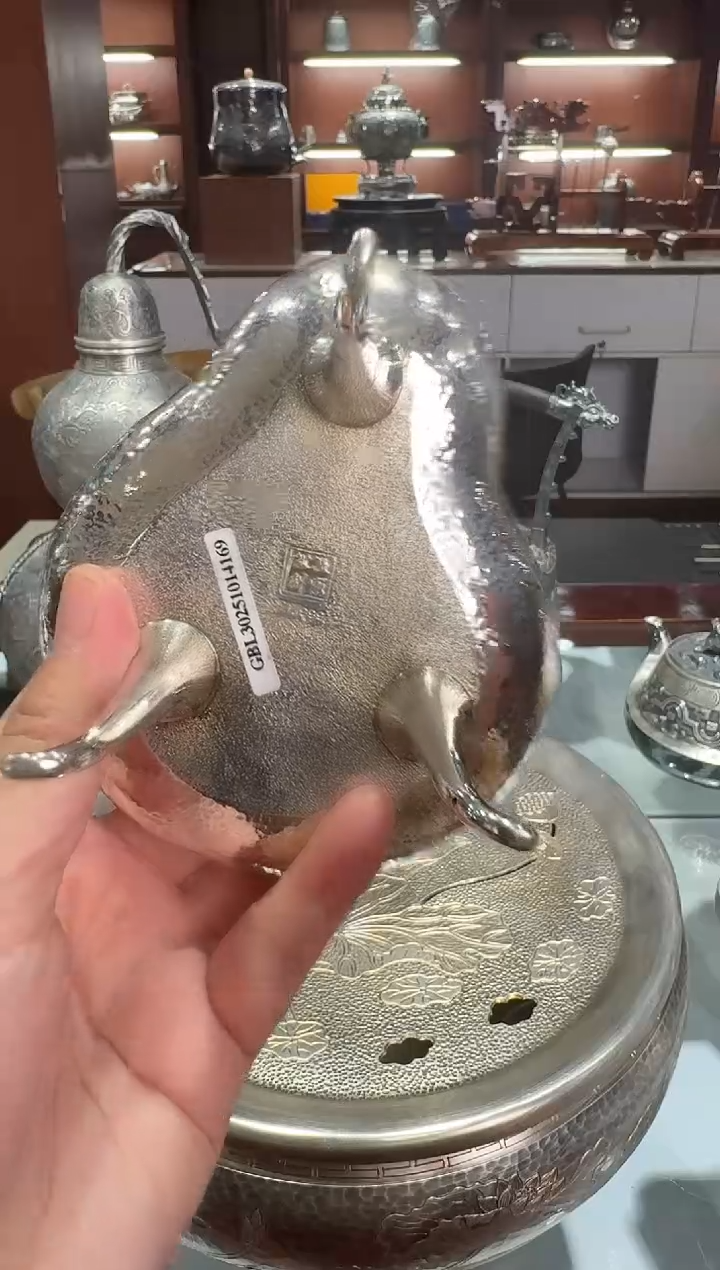 财****艳足银精工手工大师鏨刻牡丹高浮雕三足香炉