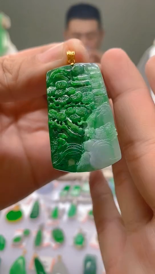 【闪购商品】翡翠颈饰18K金镶嵌晴天了